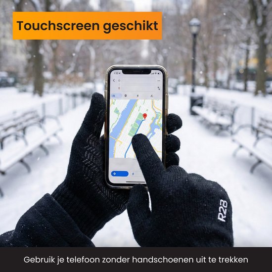 Twee handen met zwarte touchscreen R2B handschoenen gebruiken een smartphone in een besneeuwde omgeving.