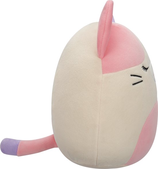 SQUISHMALLOW VALENTIJNSDAG - 19cm Plush Nell - Pink And Purple Calico Cat W/Pink Belly, Closed Eyes and Heart