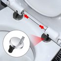 Toiletbril scharnieren gemonteerd op een witte toiletpot. Een detail toont de zilveren dop en zilveren pin.