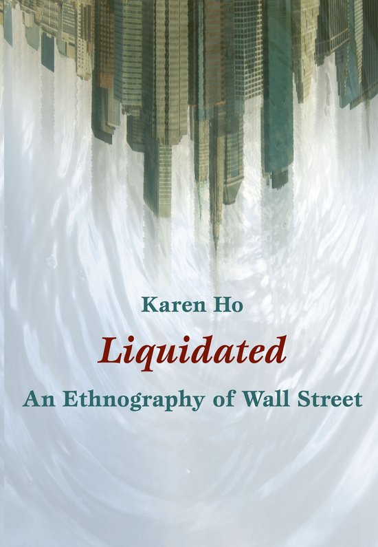 Boek 'Liquidated' van Karen Ho, met een weerspiegeling van wolkenkrabbers in water op de kaft.