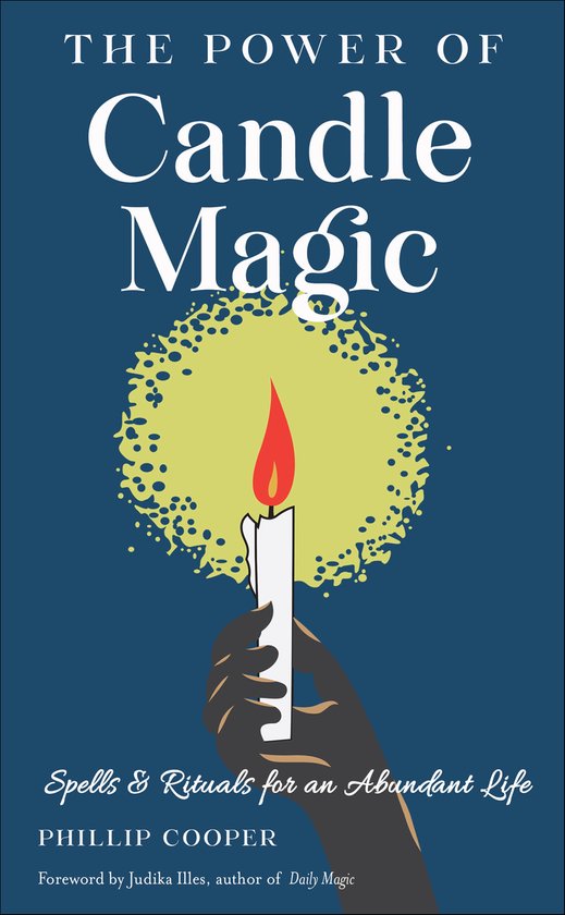 Boekomslag: een hand houdt een brandende kaars tegen een blauwe achtergrond met een gele gloed. Titel: The Power of Candle Magic.