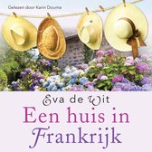 Vier zonnehoeden hangen te drogen aan een waslijn, met hydrangeabomen op de voorgrond. Titel: Een huis in Frankrijk.