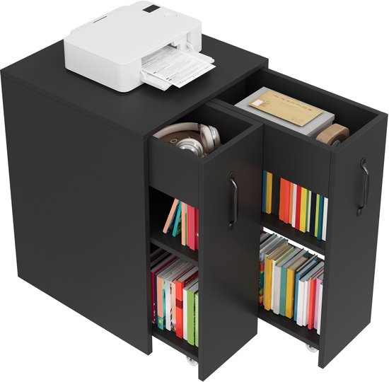 Zwarte archiefkast met printer, boeken, hoofdtelefoon en een envelop in de open vakken.