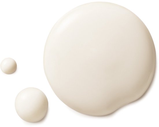 Een grote druppel crèmekleurige vloeistof met twee kleinere druppels ernaast op een witte achtergrond.