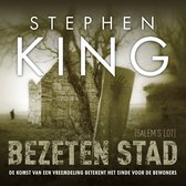 Boekomslag 'Bezeten Stad' van Stephen King met een grafsteen en ruïne op een mistige dag.