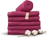 Stapel fuchsia handdoeken met katoentakjes, met label.