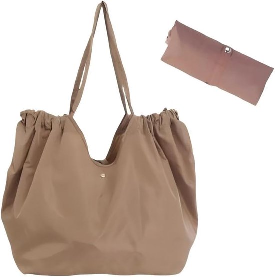 Sac cabas pliable marron spacieux avec fermeture à cordon et anses. Sac plié en haut à droite.