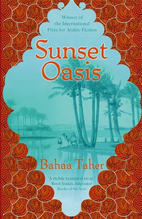 Boek 'Sunset Oasis' van Bahaa Taher, met palmbomen en kamelen bij een oase. Oranje, gouden en blauwe patronen.