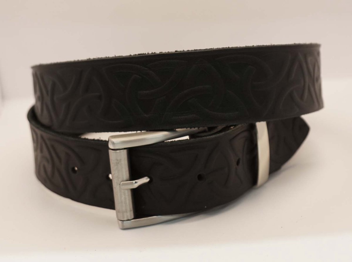 Leren buckle met triskels knopen in het zwart lengte 120 cm - keltische leren riemen in lengte 120 cm - celtic lederen riem in de lengte 120 cm - mooie zwarte bewerkt riem met triskelion - eeuwige knopen op een echte leren riem - lederen zwarte riem