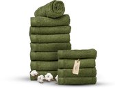 Een hoge stapel olijfgroene handdoeken met een kleinere stapel en takjes katoen ernaast.