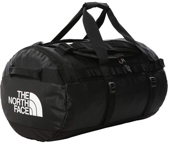 Zwarte Base Camp Duffel M reistas met witte 'The North Face' logo's op de zijkant en draagbanden.