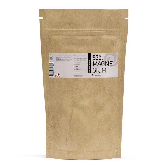 Bruine papieren zak met "835 MAGNESIUM CHLORIDE" en "NATURAL HEROES". Bevat 1000 gram. Met gebruiksaanwijzing en ingrediënten.
