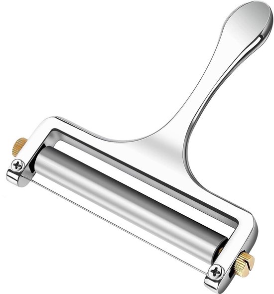 Zilverkleurige kaasschaaf met metalen handvat, op een witte achtergrond.