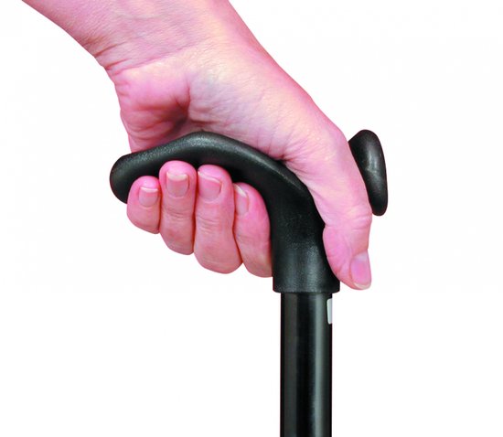 Hand die het anatomisch gevormde zwarte handvat van een wandelstok vasthoudt.