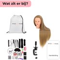 Blond oefenhoofd met lange lokken, een witte opbergzak en stylingaccessoires.