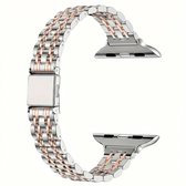 Een zilverkleurig en roségoudkleurig metalen schakelhorlogebandje met vouwsluiting.
