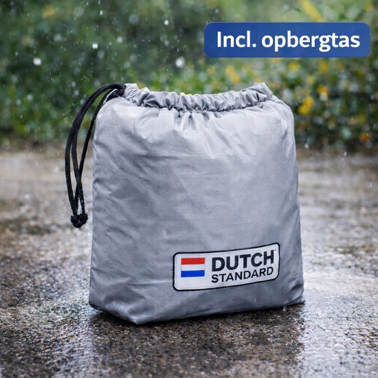 Zilverkleurige opbergzak voor een motorhoes met het 'DUTCH STANDARD' logo, in de regen.