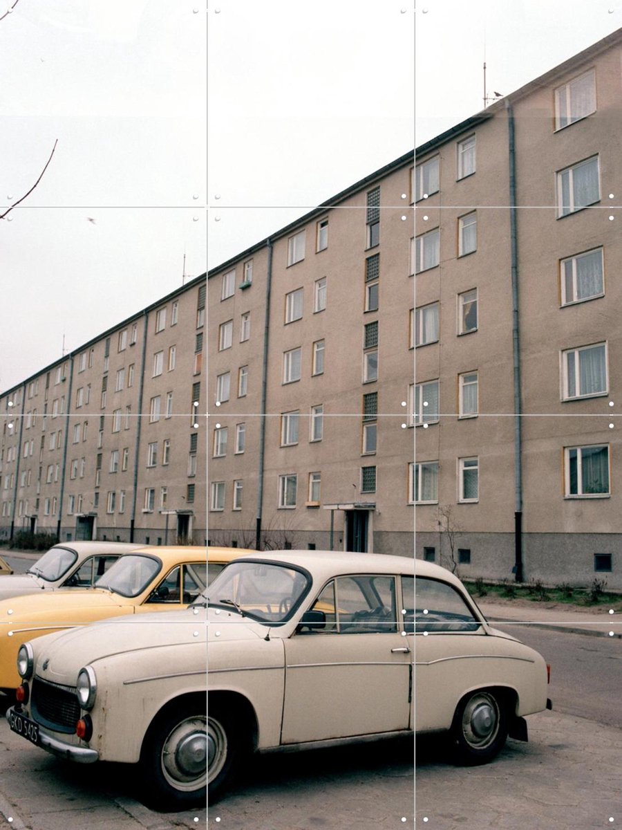 IXXI Three Cars Gdansk 1986, Teun Voeten - 60 x 80 cm - Gratis ophangtool - Grote wanddecoratie en posters - Fotografie, Vintage, Mancave, Woonkamer