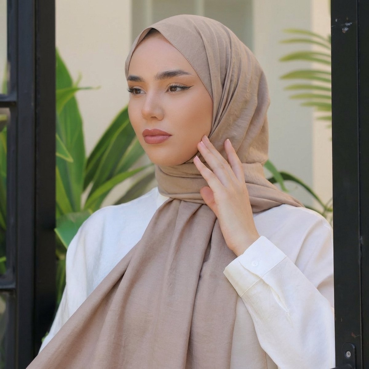 SILK HOME Olinda Sjaal - Hoofddoek - Hoofddeksel - Hijab – Licht Taupe – Zijdezachte Textuur – 75x195 cm