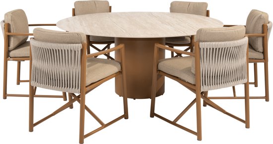 Een ovale eettafel met een marmeren blad, omringd door zes eetkamerstoelen met stoffen kussens en gevlochten rugleuningen.