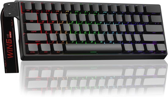 Een zwart 60% gaming-toetsenbord met RGB-verlichte toetsen, gezien vanaf de zijkant met een focus op de 'WING' op de polssteun.