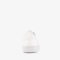 Witte Nike sneaker, achterkant met Nike logo op de hak en gespikkelde zool.