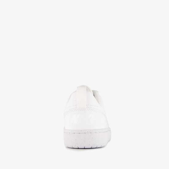Witte Nike sneaker, achterkant met Nike logo op de hak en gespikkelde zool.