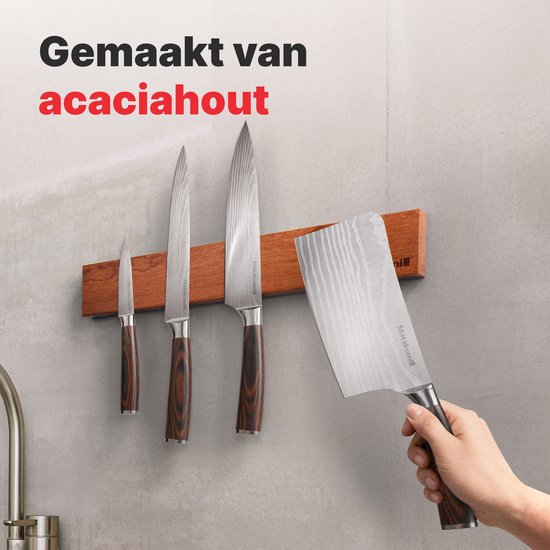 Een hand pakt een breed Matakumi-mes van een magnetische messenhouder van acaciabouthout, met drie andere messen.