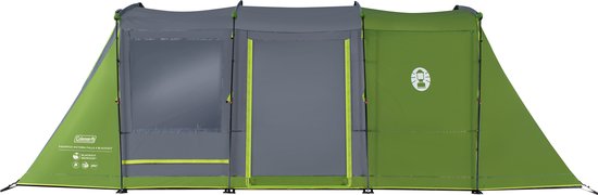 Vooraanzicht van een groene en grijze Coleman tent met grote ramen en deuren.