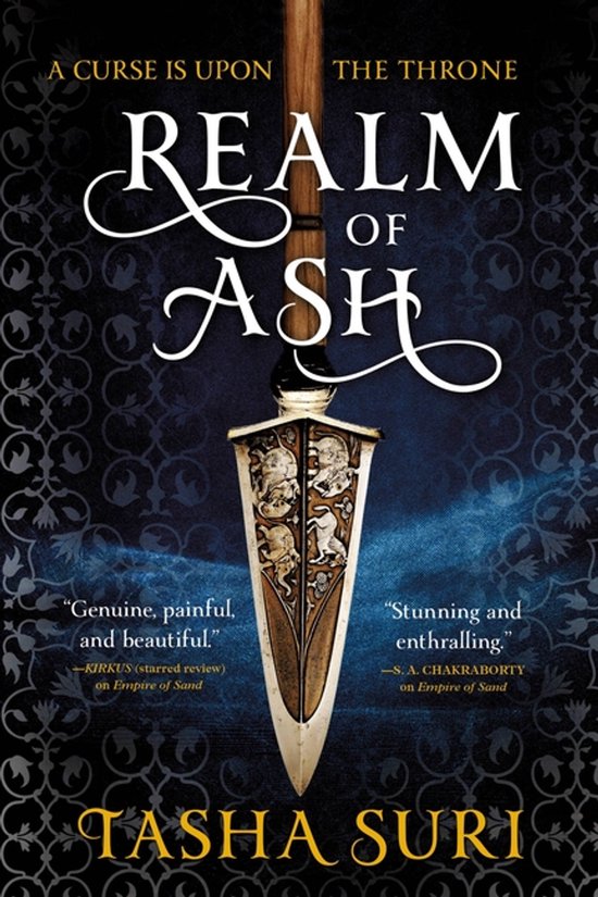 Boek "Realm of Ash" met op de voorkant een speerpunt met gouden versieringen en de tekst "A curse is upon the throne".