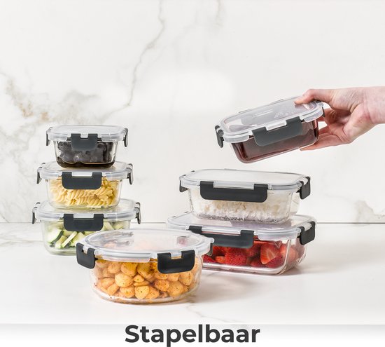 Stapelbare glazen vershouddozen gevuld met diverse etenswaren.