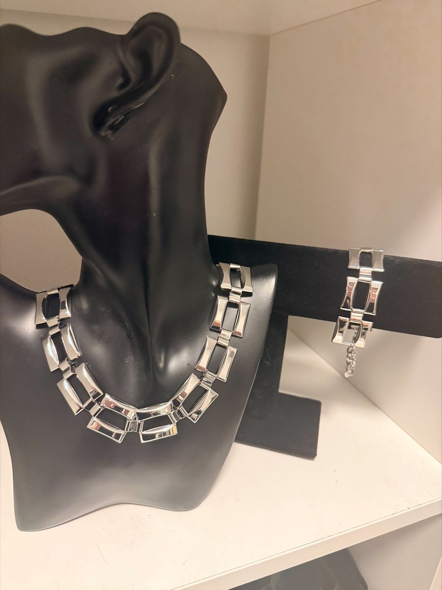 Zilverkleurig set (Halsketting en armband) || Make up | Parfum | Moederdag | Verjaardagscadeau| Cadeautje| Valentijnsdag| Kado | sieraden | vaderdag | oorbellen | oorsieraden