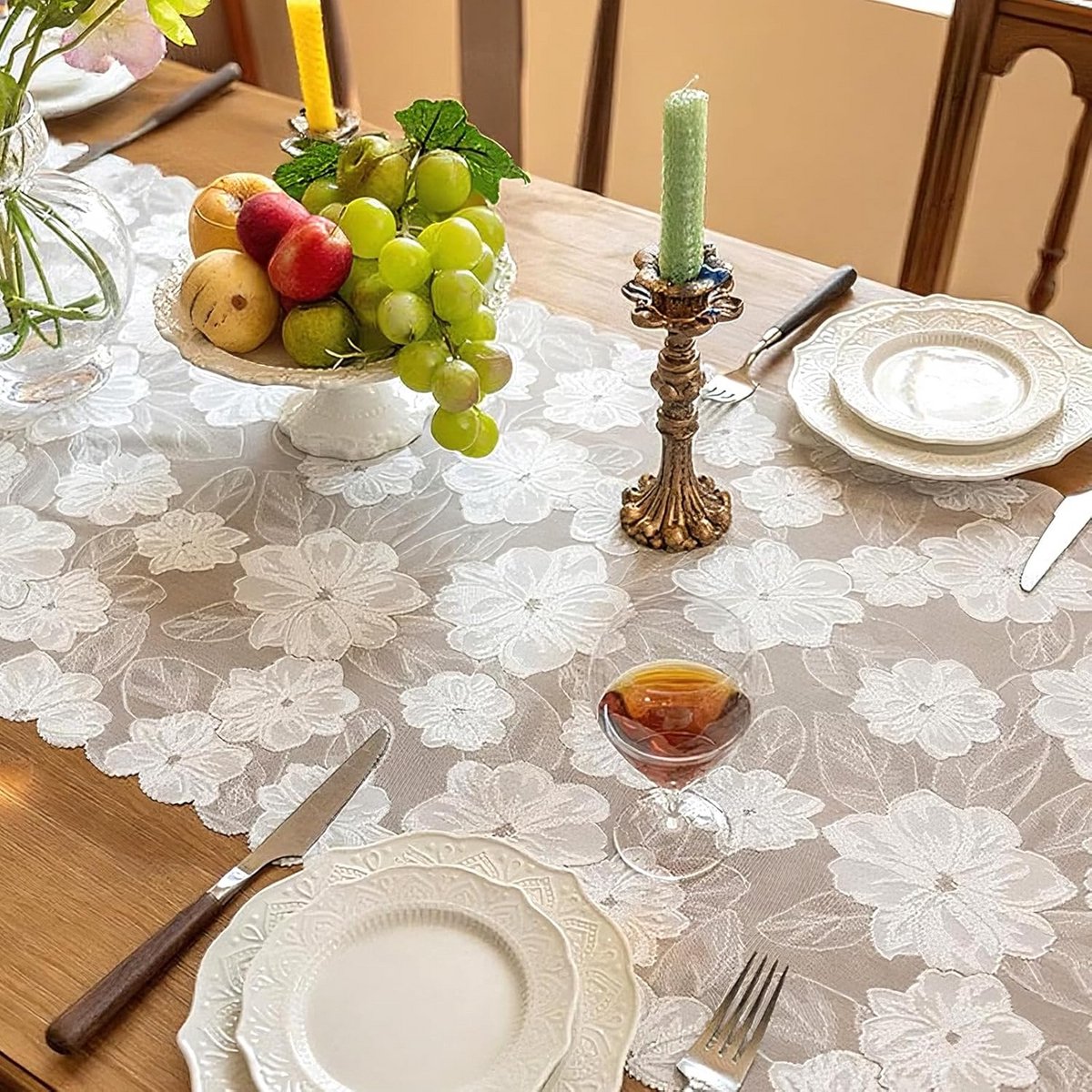 Witte Kanten Tafelloper met Camelia Bloemen 45x180 cm voor Feest en Eettafel