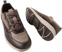 Grijze sneaker met beige en donkerbruine panelen. Snake-print details aan de zijkant en neus. Ritssluiting.