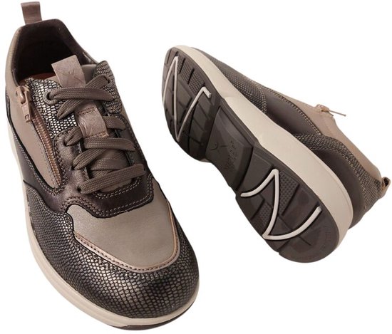 Grijze sneaker met beige en donkerbruine panelen. Snake-print details aan de zijkant en neus. Ritssluiting.