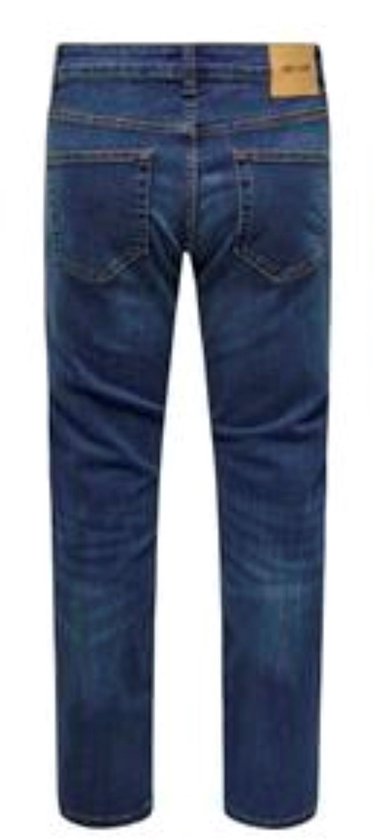 Achterkant van een donkerblauwe herenjeans met een leren label op de achterkant.
