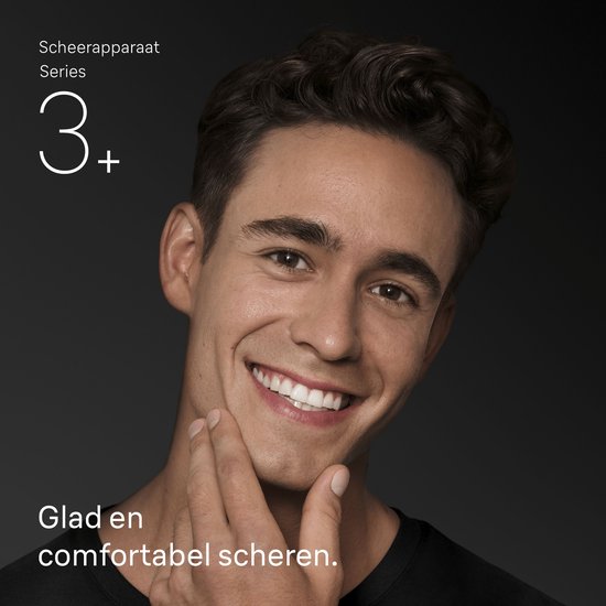 Jonge man met een glimlach, met de hand op zijn glad geschoren kin. Braun Series 3+ scheerapparaat.