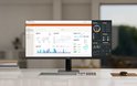 LG monitor op een bureau met grafieken en data-analyse op het scherm. Twee boeken ernaast.