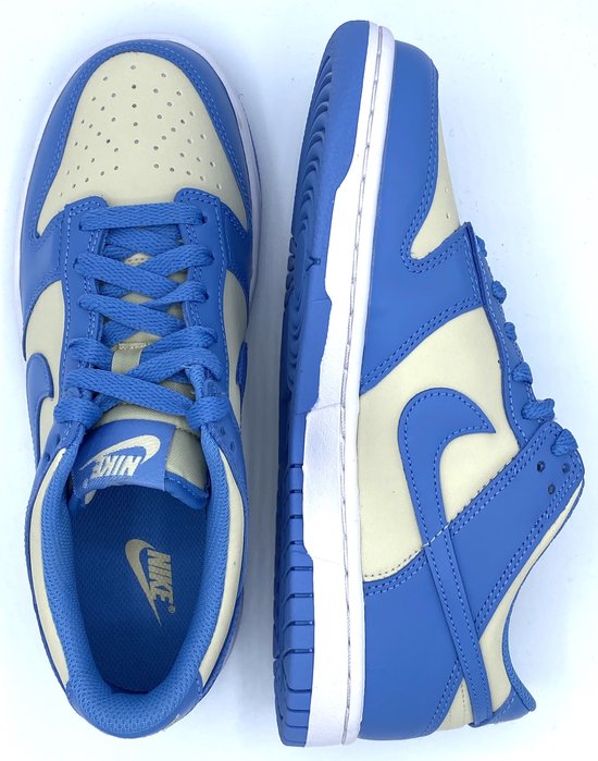 Bovenkant en zijkant van een paar Nike Dunk Low sneakers in crème en lichtblauw met blauwe veters.