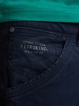 Donkerblauwe cargobroek met zakdetail en tekst: 'DENIM DRIVEN PETROL IND. DIV.4148-U.S.'.