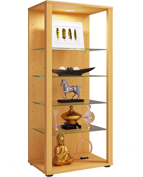 Houten vitrinekast met 5 glazen planken, verlicht. Met decoratie: schilderij, bolvormige objecten, paardbeeldje, gouden vaas, kristallen bol, gouden Boeddha.