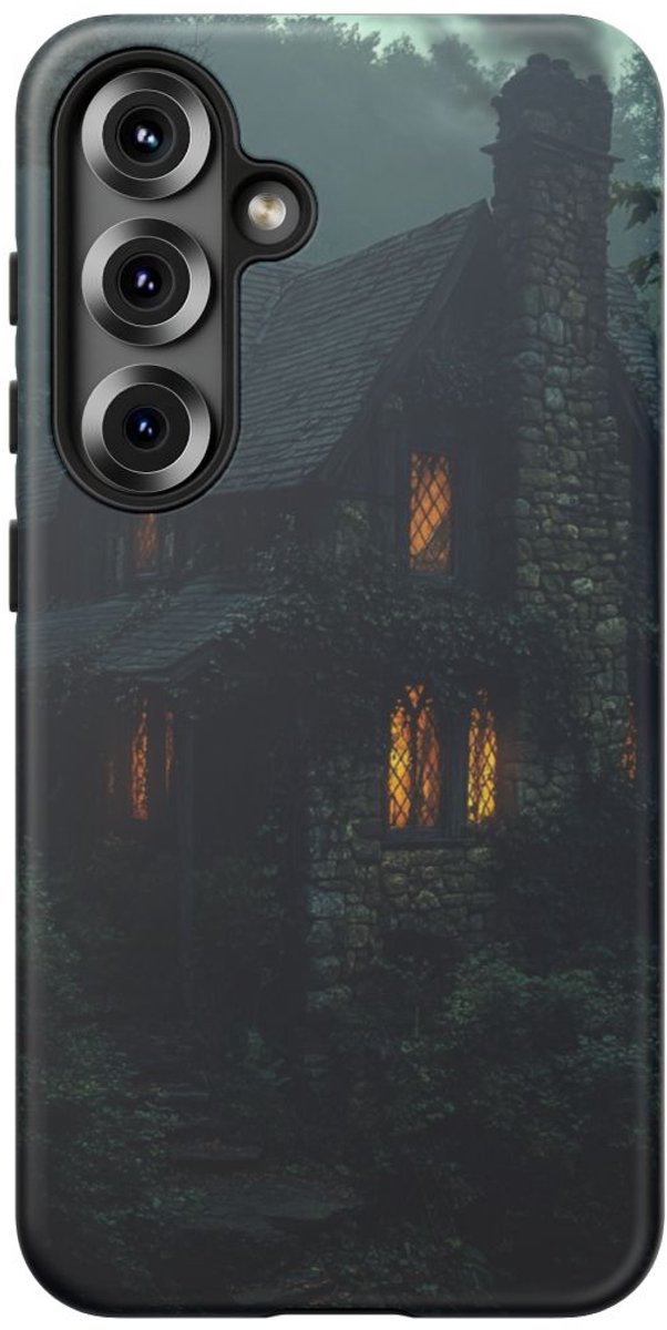 Gotisch Stenen Huisje in Mistig Bos – Telefoonhoesje Geschikt voor Galaxy S25