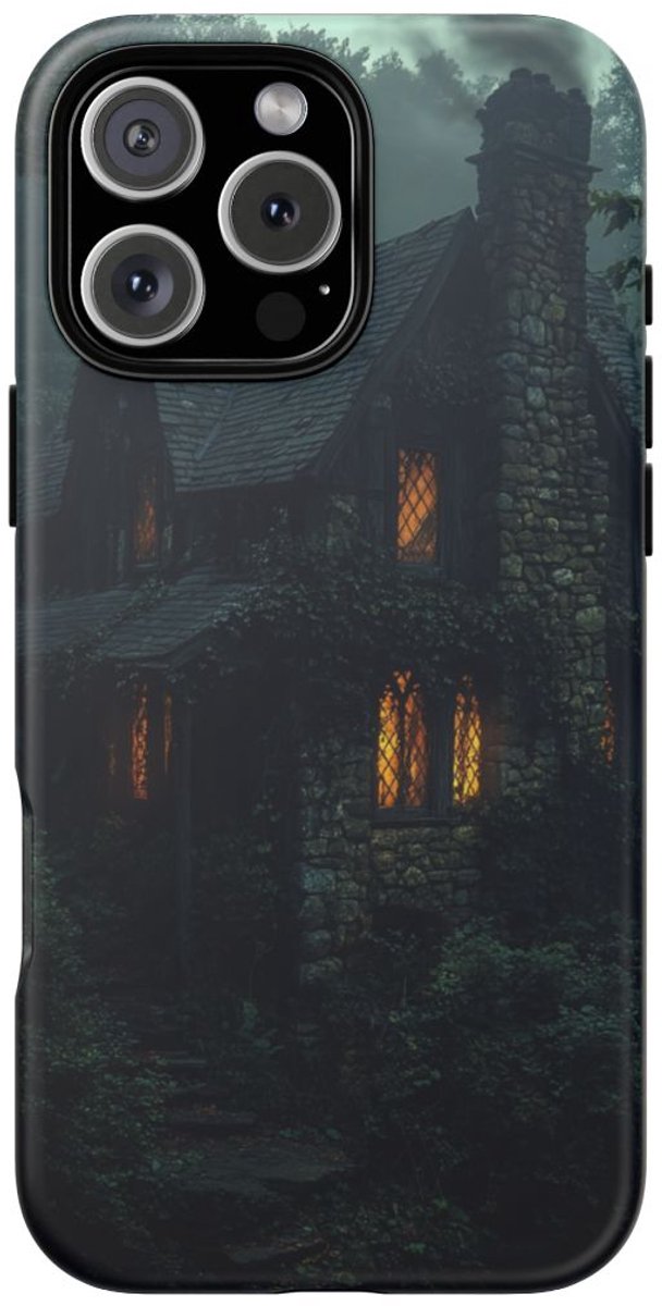Gotisch Stenen Huisje in Mistig Bos – Telefoonhoesje Geschikt voor iPhone 16 Pro Max