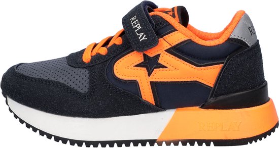 Blauwe Replay sneaker met oranje accenten, ster en klittenbandsluiting. "REPLAY" logo op de tong.