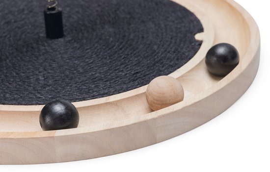 Houten kattenmolen met een zwart touw in het midden, drie ballen op het spoor.