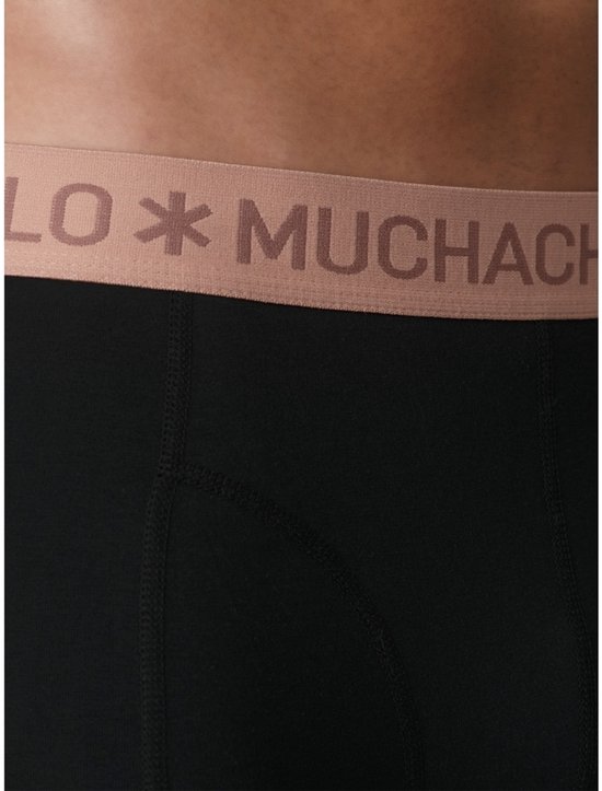 Detail van zwarte Muchachomalo boxershort met roze band.