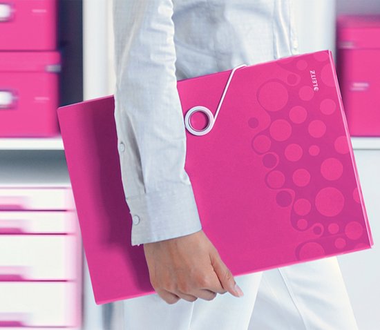 Persoon draagt roze map met cirkelpatroon en elastische sluiting.