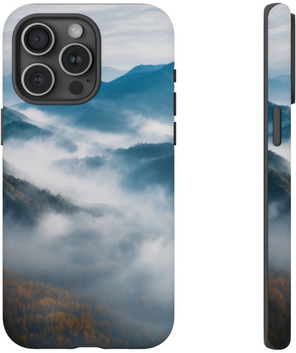 Mysterieus Berglandschap met Mist – Telefoonhoesje Geschikt voor iPhone 15 Pro Max