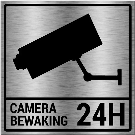 Silhouette noire d'une caméra de surveillance sur un panneau en aluminium brossé avec le texte 'CAMERA BEWAKING 24H'.