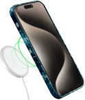 iPhone 15 Pro Max met blauw en goud marmer hoesje, magnetische oplader ernaast